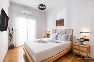 Ένα ή περισσότερα κρεβάτια σε δωμάτιο στο Coastal Charm at Pasalimani - Steps from Port&Beach