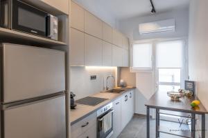 Η κουζίνα ή μικρή κουζίνα στο Coastal Charm at Pasalimani - Steps from Port&Beach