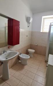 a bathroom with a sink and a toilet at Villa Morea-Relax in piscina in Putignano
