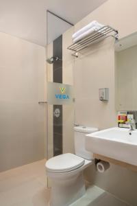 Kylpyhuone majoituspaikassa Vega Hotel Gading Serpong