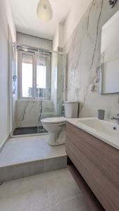 卡塔尼亚Etna Market View的带马桶、浴缸和水槽的浴室