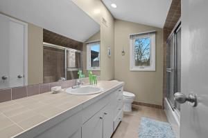 Ένα μπάνιο στο Beautiful House in Livingston (20 miles from NYC) +13 φωτογραφίες