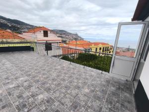un balcón con vista a una ciudad en Tiny House, en Funchal
