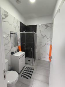 Un baño con ducha, inodoro y lavabo. en Tiny House, en Funchal