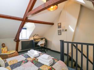 una camera da letto con un letto con asciugamani sopra di Elm Cottage a Moreton in Marsh
