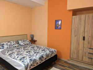 Ένα ή περισσότερα κρεβάτια σε δωμάτιο στο Апартамент Аладин- Център Враца