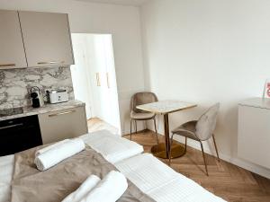 a kitchen with a bed and a table in a room at Sali Homes - Wahnfried No 6 in Bayreuth