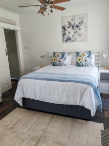 una camera da letto con un letto con un piumone blu di Marula guest house a Durban