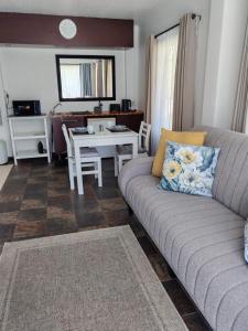 un soggiorno con un divano e un tavolo di Marula guest house a Durban