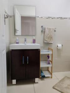 un bagno con lavandino e specchio di Marula guest house a Durban