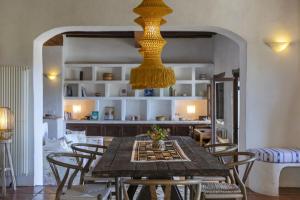 een eetkamer met een houten tafel en stoelen bij Finca del Cielo in San Jose