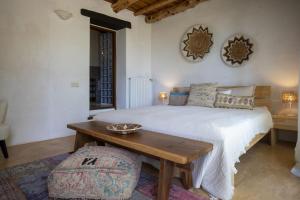 een slaapkamer met een groot bed en een houten tafel bij Finca del Cielo in San Jose