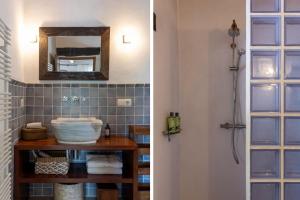 een badkamer met een wastafel en een spiegel bij Finca del Cielo in San Jose +29 foto's