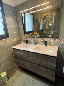 Ένα μπάνιο στο Chambre dans villa récent