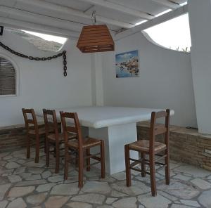 a dining room with a table and four chairs at Rose's House in Grótta