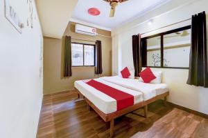 ロナバラにあるHotel O Sai Residenciのベッドルーム1室(赤い枕のベッド1台、窓付) +27枚の写真