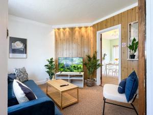 Posezení v ubytování St Stephen's Retreat - Hot Tub & Fire Pit - FREE Parking