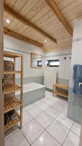 Fotografija u galeriji objekta Gîte La Grange u gradu Saint-Laurent-dʼOlt