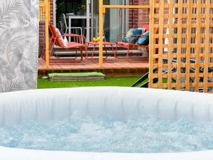 Bazén v ubytování St Stephen's Retreat - Hot Tub & Fire Pit - FREE Parking nebo v jeho okolí