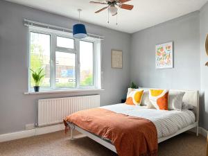 Postel nebo postele na pokoji v ubytování St Stephen's Retreat - Hot Tub & Fire Pit - FREE Parking + 17 fotografií