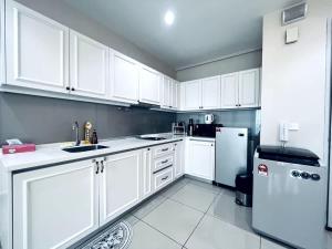 Η κουζίνα ή μικρή κουζίνα στο Noble Homes at i-City - WiFi TV Box and 1 Carpark