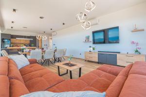 un soggiorno con divano e sala da pranzo di Aliara Panorama a Vodice