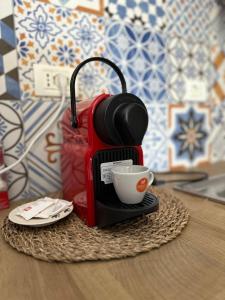 サランダにあるFlorentina Apartamentsのコーヒーメーカー(テーブルにカップ付) +11枚の写真