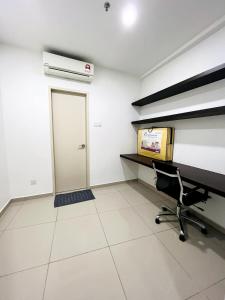 an office with a desk and a chair in a room at Onyx Homes at i-City - WiFi TV Box and 1 Car Park in Shah Alam