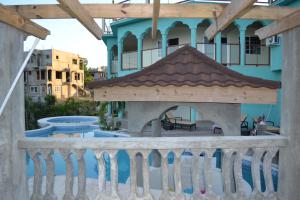 En balkon eller terrasse på Negril Sky Blue Resorts LTD