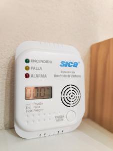 un reloj despertador sentado en la parte superior de una pared en La Casita de Paso de los Andes, Mendoza, en Mendoza