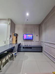 a room with a desk and a tv on the wall at Orion Homes at i-City - WiFi TV Box and 1 Carpark in Shah Alam