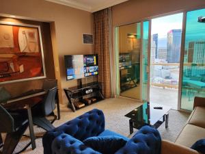 Телевизор и/или развлекательный центр в Penthouse Studio Suite at the Signature MGM