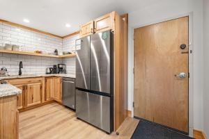 Kuchyň nebo kuchyňský kout v ubytování Renovated Ski In Out Condo King Bed Patio Grill