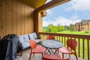 Balkón nebo terasa v ubytování Renovated Ski In Out Condo King Bed Patio Grill