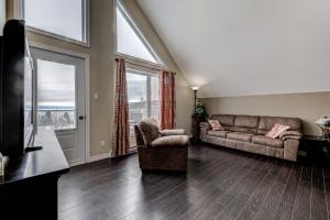 Una sala de estar con un sofá y una ventana. en Le Haut-Perche - Spa and River View, en Petite-Rivière-Saint-François 10 fotos más