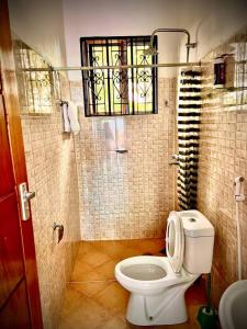 Ένα μπάνιο στο Acacia Tree Apartments
