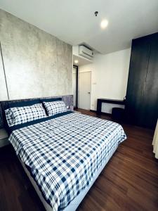 シャー・アラムにあるRustic Homes at i-City - WiFi TV Box 1 Carparkのベッドルーム1室(チェック入りの毛布付きのベッド1台付)