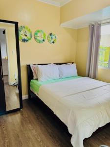 Postel nebo postele na pokoji v ubytování Urban Oasis Condo 1 Bedroom Facing Pool Area only steps away from Ayala Mall + 31 fotografií