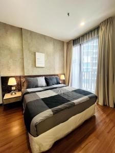 Postel nebo postele na pokoji v ubytování Snazzy Homes at i-City - WiFi TV Box 1 Carpark