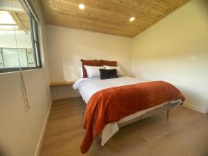 a bedroom with a bed in a room with a window at ANIMATERRA Luxury Lodge SISGA in Chocontá