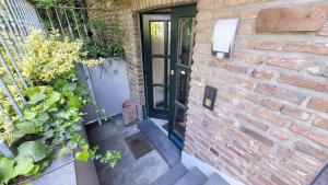 an entrance to a brick building with a door and plants at Urlauber und Monteure willkommen in Baesweiler