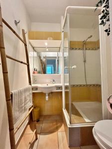 un bagno con doccia in vetro e lavandino di Les Restanques Bruyeres 2001 proche piscine a Grimaud