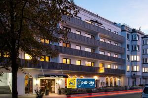 ザールブリュッケンにあるSaar City Hotelの正面に看板がある大きな建物