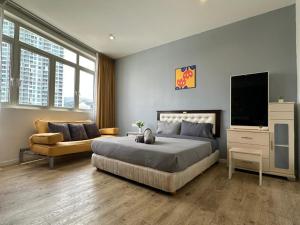 TV a/nebo společenská místnost v ubytování Spacious Chill Entire Suites 118Island Plaza