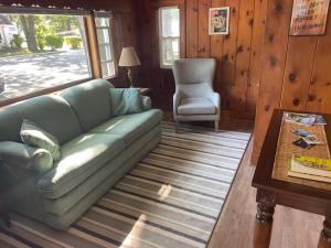 Ein Sitzbereich in der Unterkunft Cape Cod Motor Inn