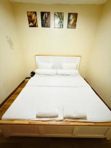 Postel nebo postele na pokoji v ubytování Room in Guest House near Kuta Beach Bali