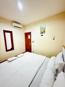 Postel nebo postele na pokoji v ubytování Room in Guest House near Kuta Beach Bali