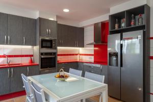 eine Küche mit einem Tisch mit einer Obstschale darauf in der Unterkunft Ragon Residencial, 11 in Güéjar-Sierra