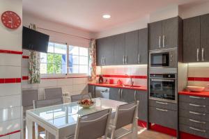 eine Küche mit Tisch und Stühlen in einem Zimmer in der Unterkunft Ragon Residencial, 11 in Güéjar-Sierra