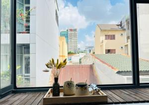 ホーチミン・シティにあるLittle Garden Homestayのバルコニーに置かれたマグカップ2個が置かれたトレイ